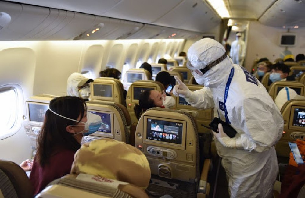 O femeie condamnată la un an de închisoare în China pentru că a ascuns simptomele de COVID urcând la bordul unui avion